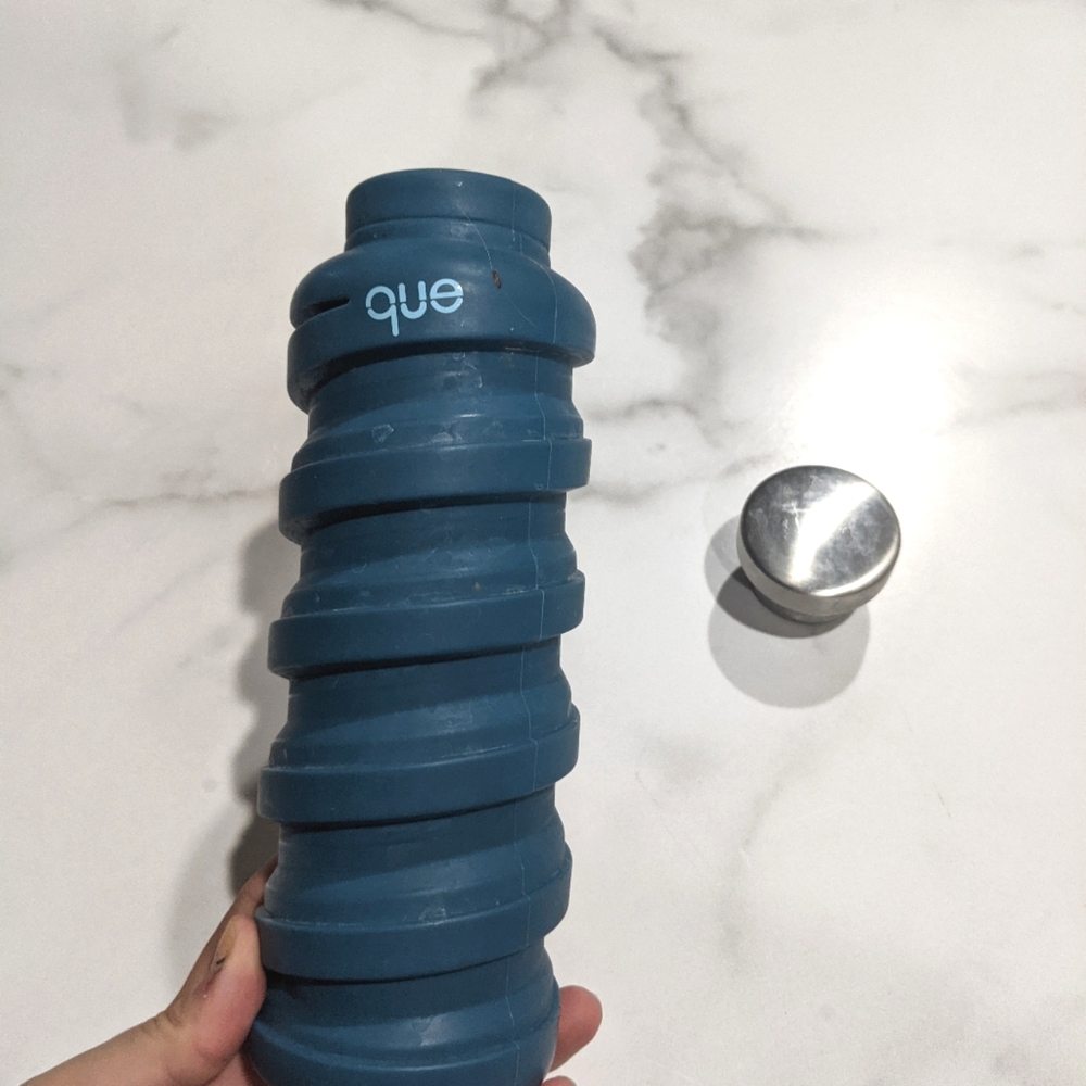 Que Dark blue expandable silicone bottle